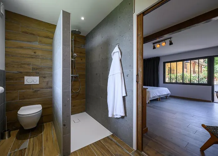 Domaine Du Bugassou, Chambres, Table D'hotes & 招待所 4*