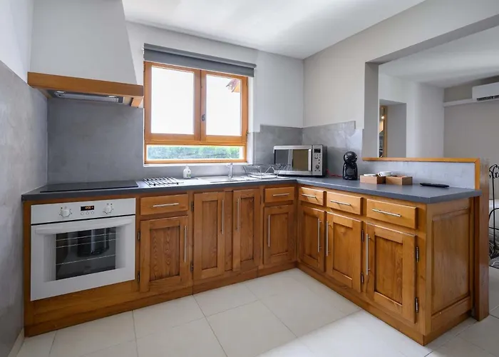 Domaine Du Bugassou, Chambres, Table D'hotes & Pensionat 4*